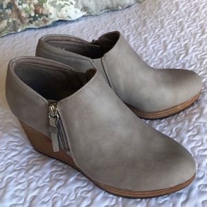 Dr. Scholl’s Taupe Leatherette Wedge Ankle Booties 7.5